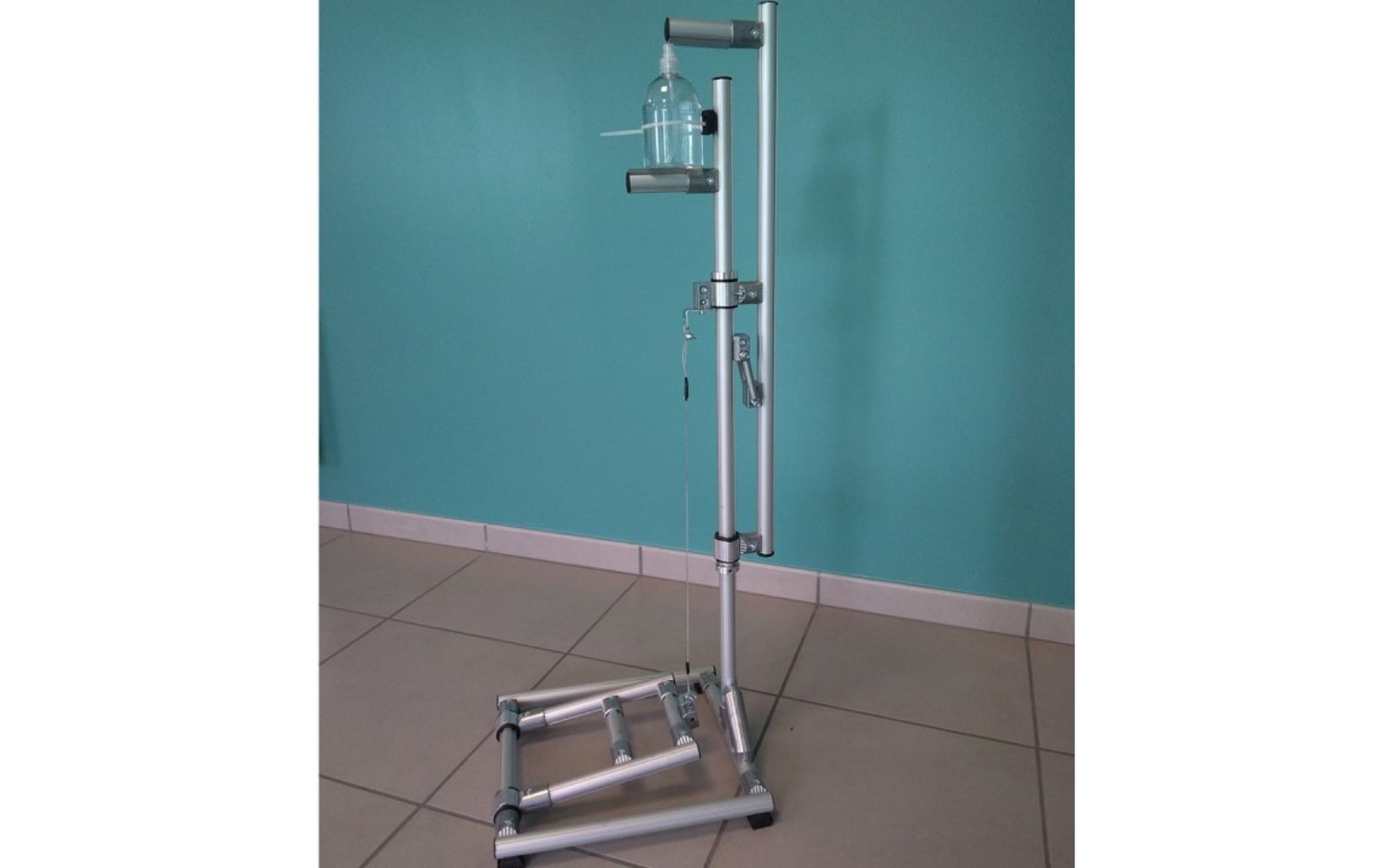 Distributeur de désinfectant universel